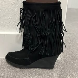 Minnetonka wedge fringe black leather boots